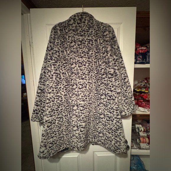 Loft? Sz XL-1X Snow Leopard Print Faux Fur Coat w/ full lining - Picture 7 of 7